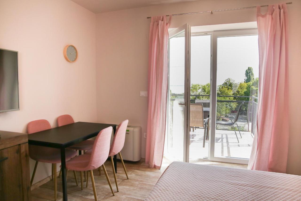 Balkon Apartmanhaz Panzio Balatonfured Exterior photo